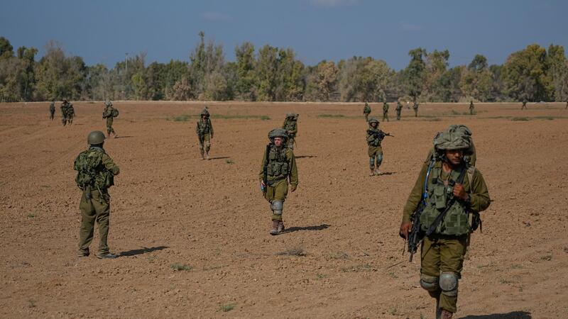 Armee: Israelische Soldatin im Gazastreifen befreit Israelische Soldaten patrouillieren am 20. Oktober im Süden Israels nahe der Grenze zum Gazastreifen.