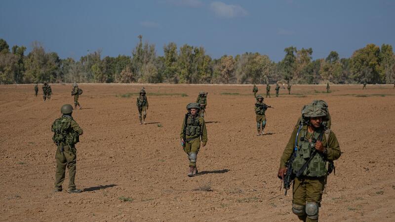 Bericht: Israel bereit für Verschiebung der Bodenoffensive Israelische Soldaten patrouillieren im Süden Israels nahe der Grenze zwischen Israel und dem Gazastreifen.