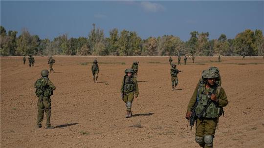 Israelische Soldaten patrouillieren im Süden Israels nahe der Grenze zwischen Israel und dem Gazastreifen.