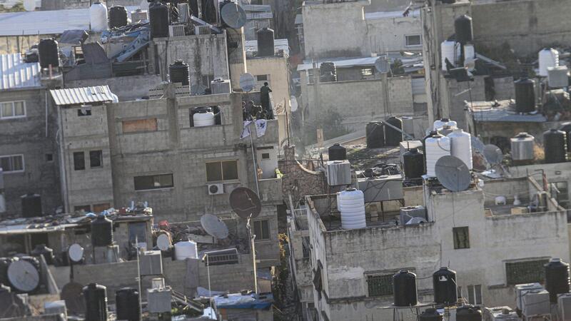 Tote bei Beschuss von Klinik in Gaza Israelische Soldaten platzieren die israelische Fahne auf einem Balkon im Flüchtlingslager Balata im Westjordanland.