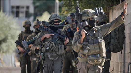 Israelische Soldaten sind während einer Razzia in der Stadt Tubas im Westjordanland zu sehen. 