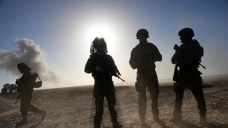 Sicherheitskreise: Gespräche über Feuerpause gehen weiter Israelische Soldaten stehen in der Nähe der Grenze zum Gazastreifen im Süden Israels.