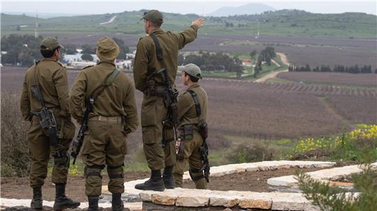 Israelische Soldaten stehen in der Nähe des Grenzübergang Quineitra und überblicken die Gegend auf den Golanhöhen. 

