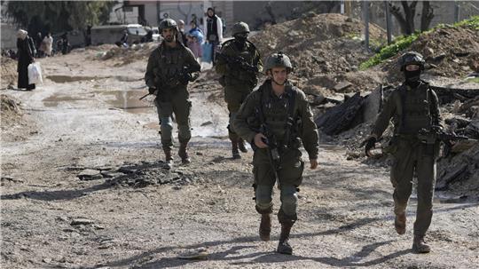 Israelische Soldaten stehen in der Nähe des Grenzübergang Quineitra und überblicken die Gegend auf den Golanhöhen. 
