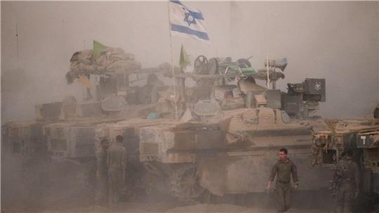 Israelische Soldaten stehen neben ihren Panzern entlang der Grenze zwischen Israel und Gaza, vom Süden Israels aus gesehen, nachdem Israel und die Hamas eine Pause in ihrem Krieg und die Freilassung der verbleibenden Geiseln vereinbart haben.