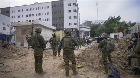 Israelische Soldaten stehen vor dem Schifa-Krankenhaus in Gaza. Der Direktor der Klinik, Mohammad Abu Salamia, ist vom israelischen Militär festgenommen worden.