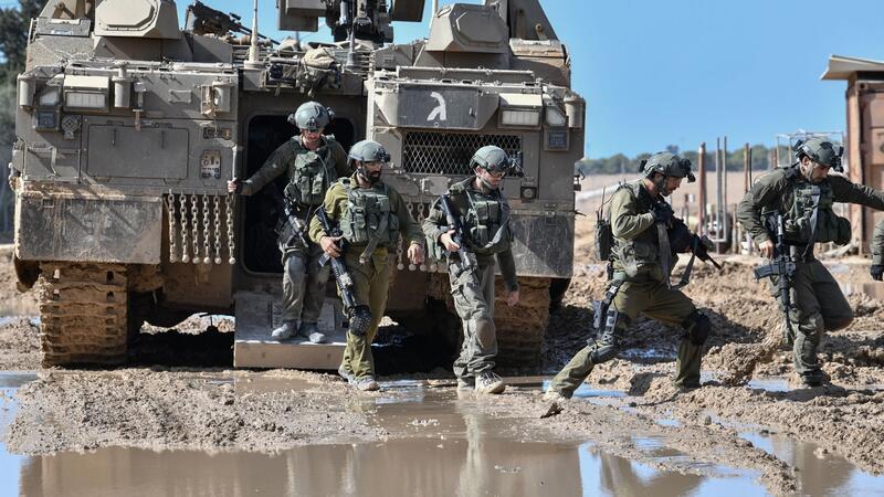Terrorattacke und Gegenangriff: Was sagt das Völkerrecht? Israelische Soldaten steigen aus einem gepanzerten Fahrzeug nahe der Grenze zwischen Israel und Gaza im Süden Israels.