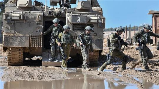 Israelische Soldaten steigen aus einem gepanzerten Fahrzeug nahe der Grenze zwischen Israel und Gaza im Süden Israels.