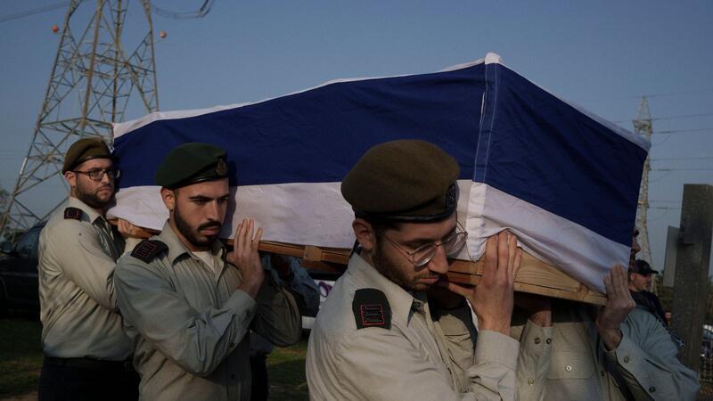 Israel bedauert zivile Tote bei Angriff auf Gaza Israelische Soldaten tragen den Sarg eines Hauptmanns bei seiner Beerdigung auf einem Friedhof außerhalb von Aschkelon.