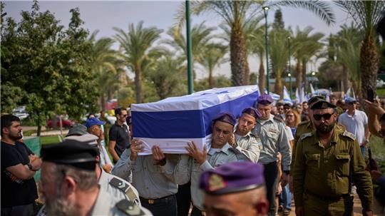 Israelische Soldaten tragen einen mit einer Flagge bedeckten Sarg.