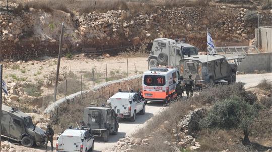 Israelische Soldaten und Krankenwagen am Ort eines neuen Angriffs israelischer Siedler in einem palästinensischen Dorf. 