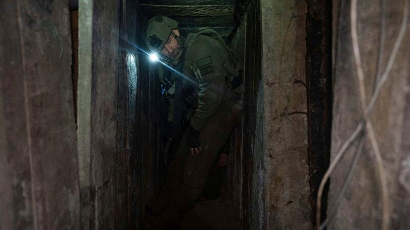 Israelische Soldaten zeigen Journalisten einen Tunnel unterhalb von Chan Junis.