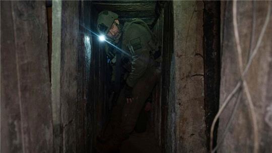 Israelische Soldaten zeigen Journalisten einen Tunnel unterhalb von Chan Junis.