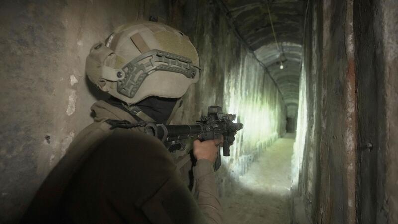Feuerpause im Gaza-Krieg soll Freitag beginnen Israelische Soldaten zeigen den Medien einen unterirdischen Tunnel, der unter dem Schifa-Krankenhaus in Gaza-Stadt gefunden wurde.