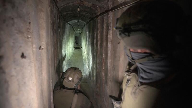 Israelische Soldaten zeigen den Medien im November einen unterirdischen Tunnel, der unter dem Schifa-Krankenhaus in Gaza-Stadt gefunden wurde.