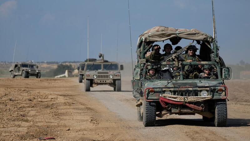 Israelische Streitkräfte bewegen sich in der Nähe der Grenze zum Gazastreifen.