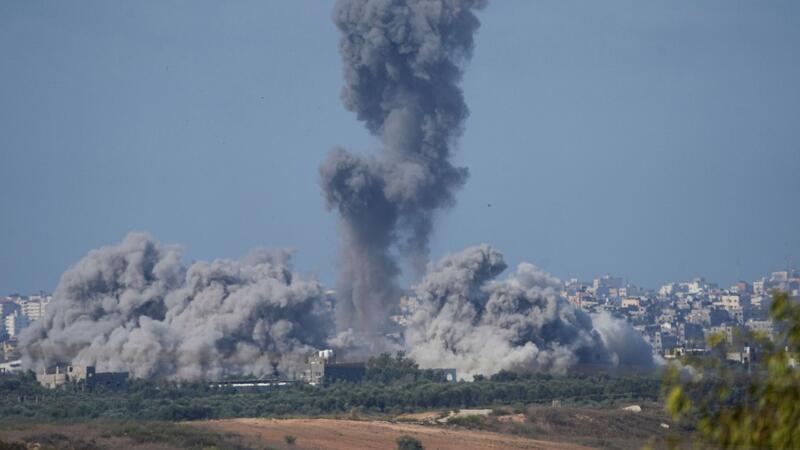 Bodenoffensive in Gaza erwartet - Nahost-Flächenbrand droht Israelischer Luftangriff auf den Gazastreifen, vom Süden Israels aus gesehen.