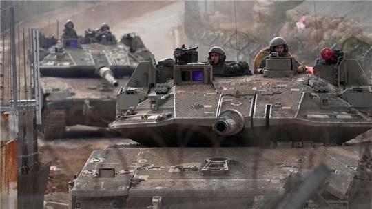 Israelischer Panzer an Grenzlinie zwischen Golanhöhen und Syrien.