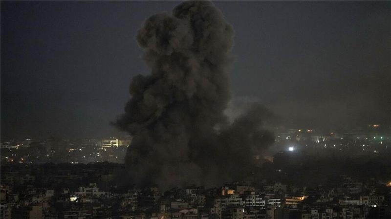 Israels Armee greift weiter Ziele im benachbarten Libanon an.