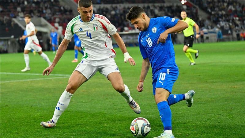 Israels Fußballer um Manor Solomon (r) sollen nach dem Willen von UN-Experten von internationalen Turnieren ausgeschlossen werden.