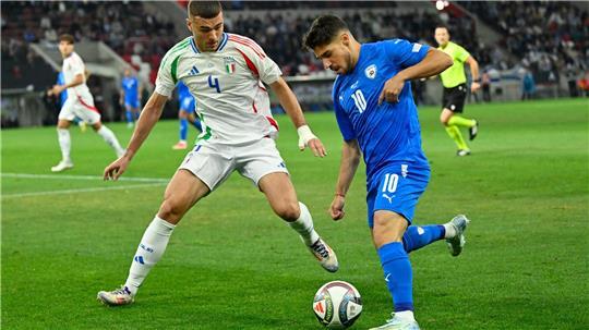 Israels Fußballer um Manor Solomon (r) sollen nach dem Willen von UN-Experten von internationalen Turnieren ausgeschlossen werden.
