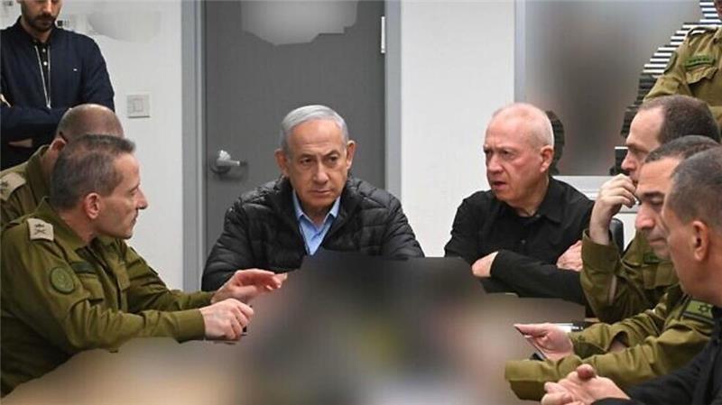 Israels Ministerpräsident Benjamin Netanjahu (M.l) bei einer Lagebesprechung mit der Militärführung.