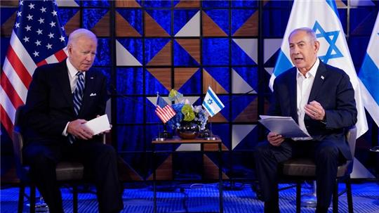 Israels Ministerpräsident Benjamin Netanjahu (r) im Gespräch mit US-Präsident Joe Biden.