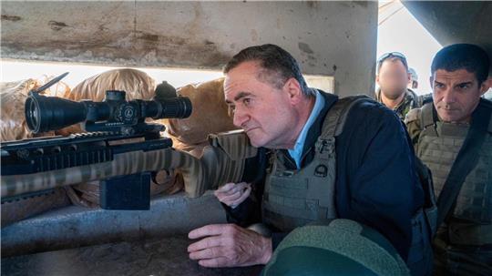 Israels Verteidigungsminister Israel Katz (l) bei einem Truppenbesuch im Südlibanon.
