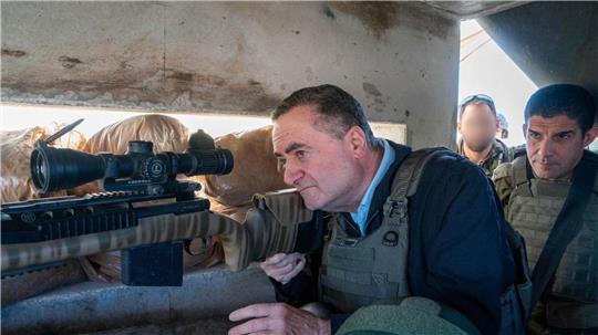 Israels Verteidigungsminister Israel Katz (l) bei einem Truppenbesuch im Südlibanon. 