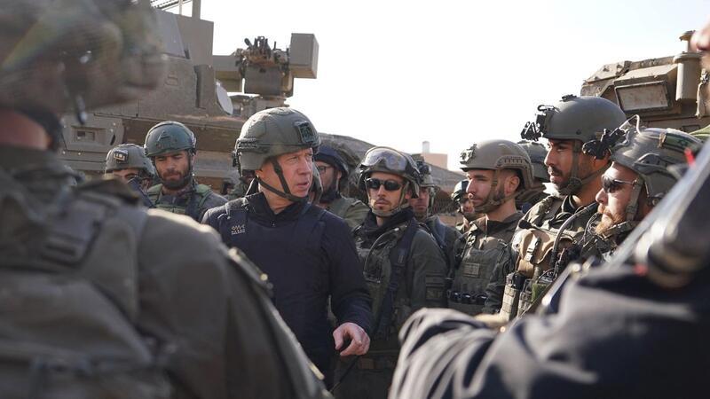 USA sehen „gefährlichen Moment“ in Nahost Israels Verteidigungsminister Yoav Galant (M) will einem Bericht zufolge die Kämpfe gegen die Hamas auf Rafah ausweiten.
