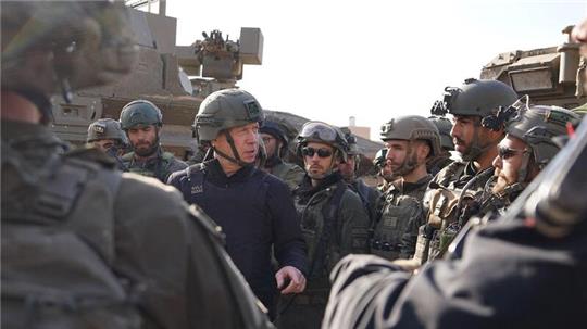 Israels Verteidigungsminister Yoav Galant (M) will einem Bericht zufolge die Kämpfe gegen die Hamas auf Rafah ausweiten.