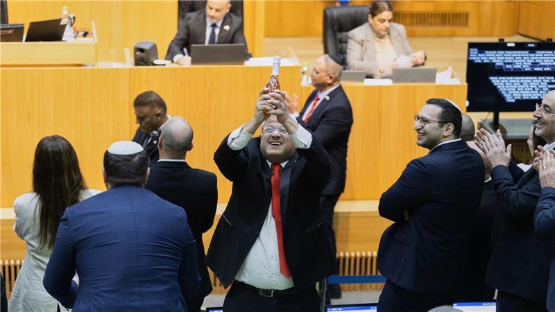 Israels rechtsextremer Polizeiminister feiert mit anderen Abgeordneten die Billigung eines Gesetzes über die Einführung der Todesstrafe für Terroristen. 