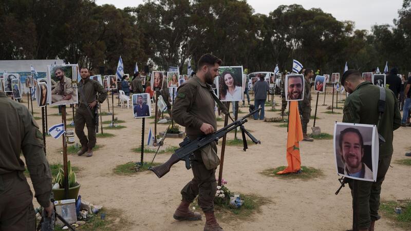 Isreaelische Soldaten besuchen die Stelle, an der am 7. Oktober bei einem Angriff der Hamas auf dem Nova-Musikfestival in Re’im Feiernde getötet wurden.