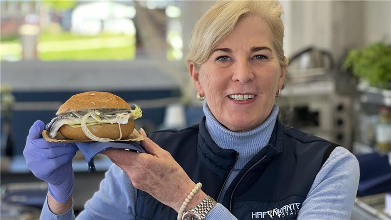 Isst eigentlich keinen Fisch, wird aber bei manchen Fischbrötchen schwach: Dörte Brockelmann, die Fischtante von der Stader Hafenkante.