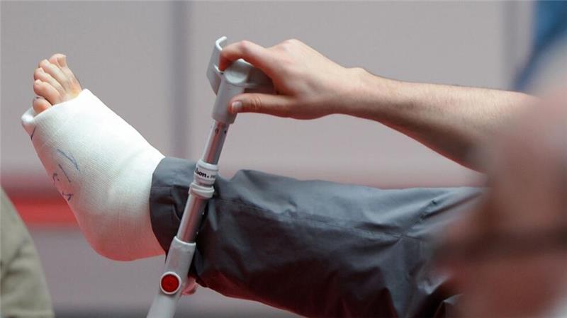 Ist Arbeiten mit gebrochenem Bein möglich? (Symbolbild)