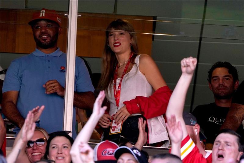 Taylor Swift bei NFL-Spiel - Dating-Gerüchte mit Kelce Ist Taylor Swift Fan der der Kansas City Chiefs oder von NFL-Spieler Travis Kelce?