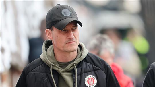 Ist als Krisenmanager gefordert: St. Paulis Trainer Alexander Blessin. (Archivbild)