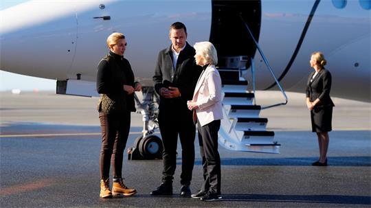 Ist bis Montag zu Gast in Grönland: EU-Kommissionspräsidentin Ursula von der Leyen (r).