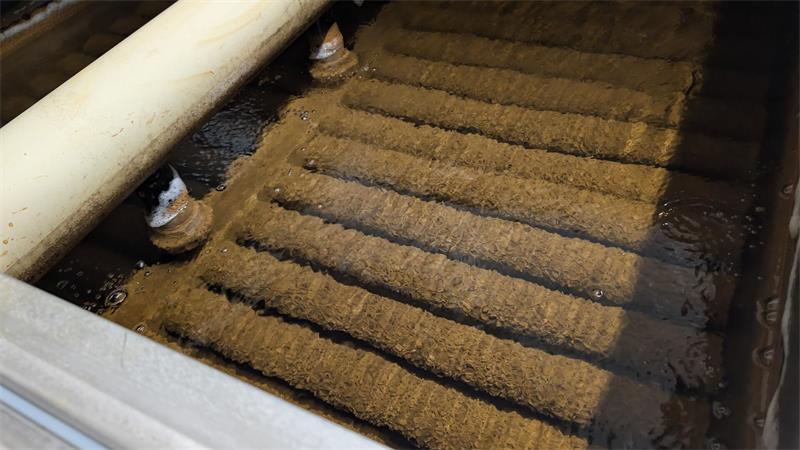 Faule Eier, rostige Flocken: So entsteht Trinkwasser in Himmelpforten Ist das Becken ausgeschaltet, sind die Ablagerungen zu erkennen.
