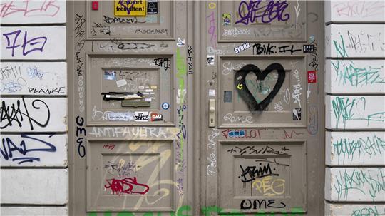 Ist das Kunst oder kann das weg? Bei Wohnungseigentümergemeinschaften müssen alle Eigentümer die Kosten für die Graffitientfernung tragen.
