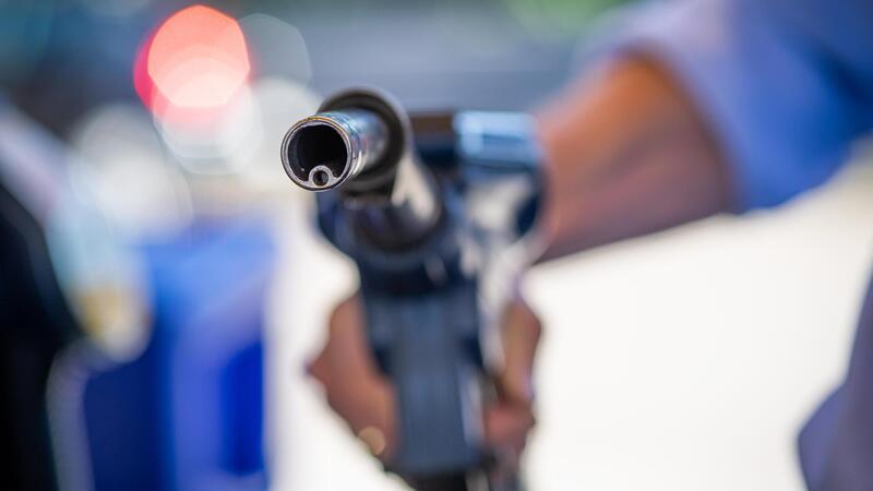 E-Auto laden oder Benziner tanken: Was auf Dauer günstiger ist Ist das Tanken von Benzin nur vermeintlich teurer als das Aufladen am Strom?