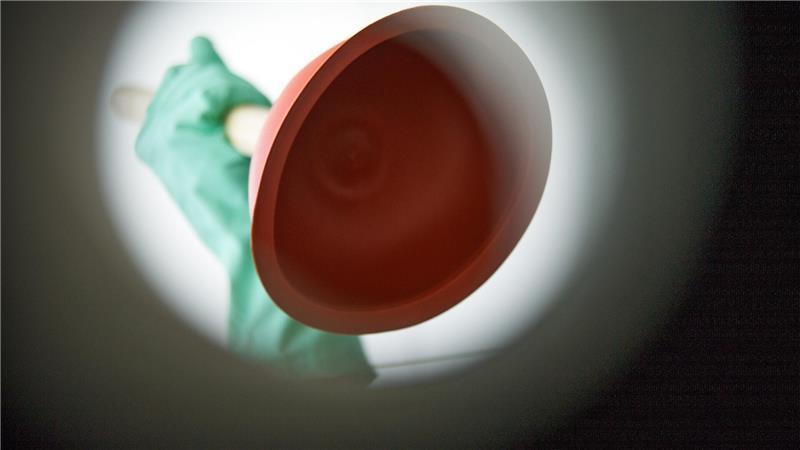 Klo verstopft? Wie Sie es selbst lösen – und wann der Profi ran muss Ist der Abfluss verstopft, kann oft der Pömpel helfen.