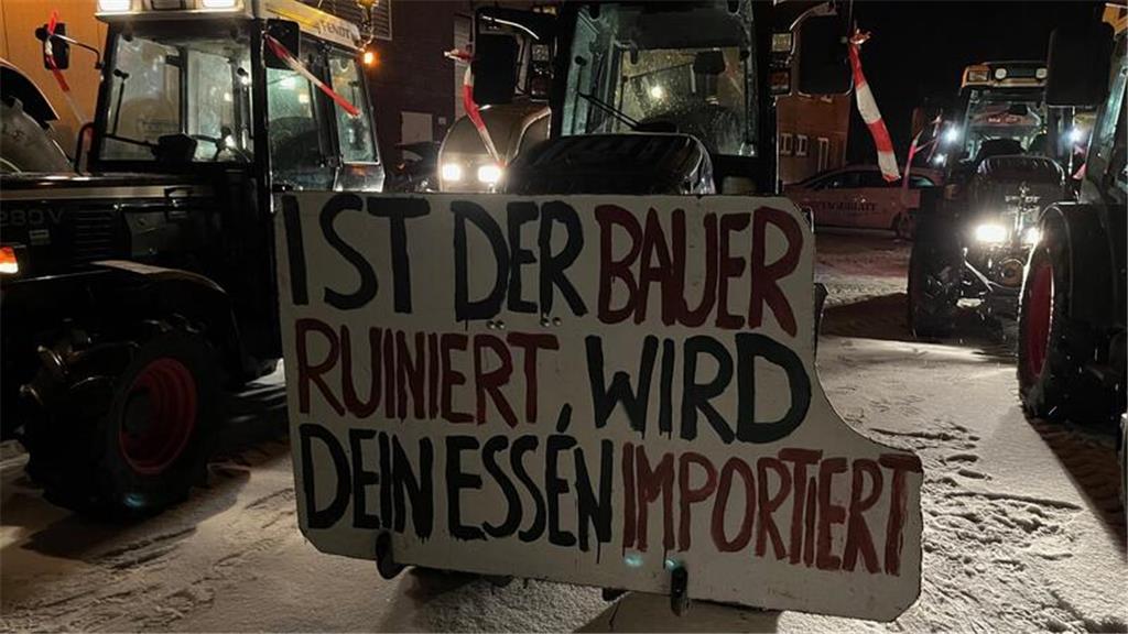 "Ist der Bauer ruiniert, wird dein Essen importiert", ist auf einem Plakat zu le...