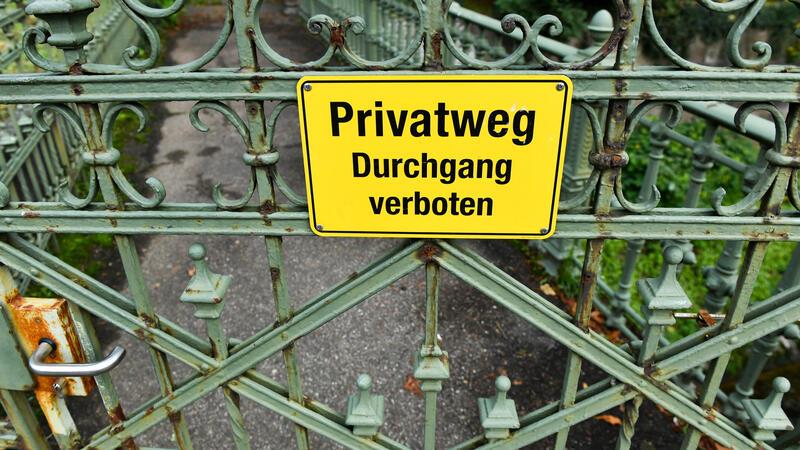 Grundbuch: Diese Eintragungen sollte jeder unbedingt kennen Ist der Zugang zum eigenen Grundstück nur über Grund und Boden des Nachbarn möglich, sollte das im Grundbuch vermerkt werden.