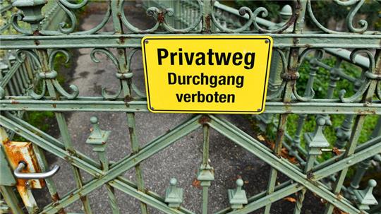 Ist der Zugang zum eigenen Grundstück nur über Grund und Boden des Nachbarn möglich, sollte das im Grundbuch vermerkt werden.