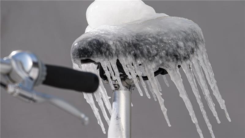 So halten Sie sich mit Sport auch im Winter fit Ist die Luft draußen zu kalt, sollte man auf das Rad verzichten.