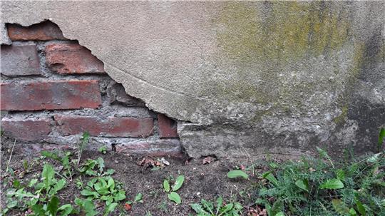 Ist die Mauer unten beschädigt, kann Feuchtigkeit ins Gemäuer eindringen.