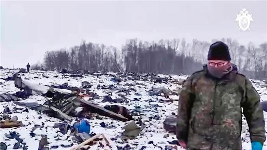 Ist die militärische Transportmaschine Il-76 mit 65 Kriegsgefangenen wirklich abgeschossen worden? Nun gibt es Bilder aus Russland, die Wrackteile zeigen sollen.