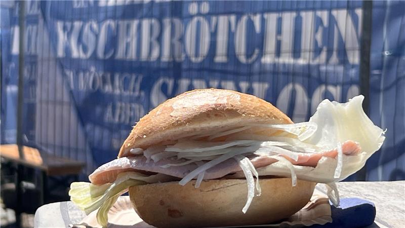 Ist ein Leben ohne Fischbrötchen möglich? - Spruch an der Stader Stadthafenkante.