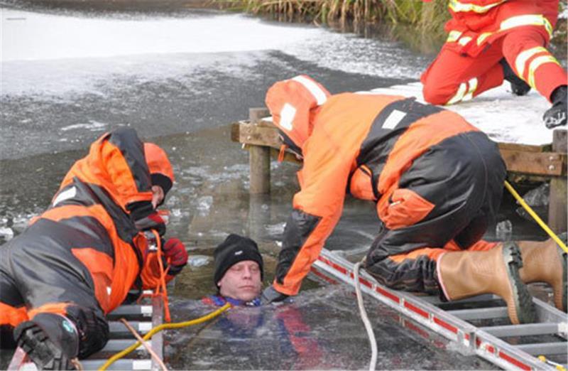 Ist eine Person ins Eis eingebrochen, sollte über den Notruf 112 sofort Hilfe alarmiert werden. Foto DLRG Horneburg